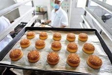 月餅機(jī)生產(chǎn)過(guò)程中如何防止月餅出現(xiàn)變質(zhì)